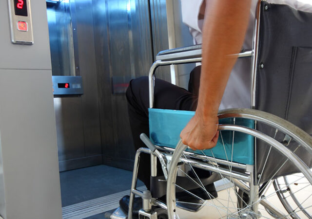 disabled-person-entering-an-elevator-kopieren