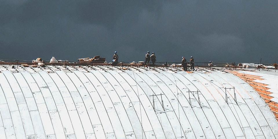 workers-at-the-roof-of-a-building-2454697-kopieren