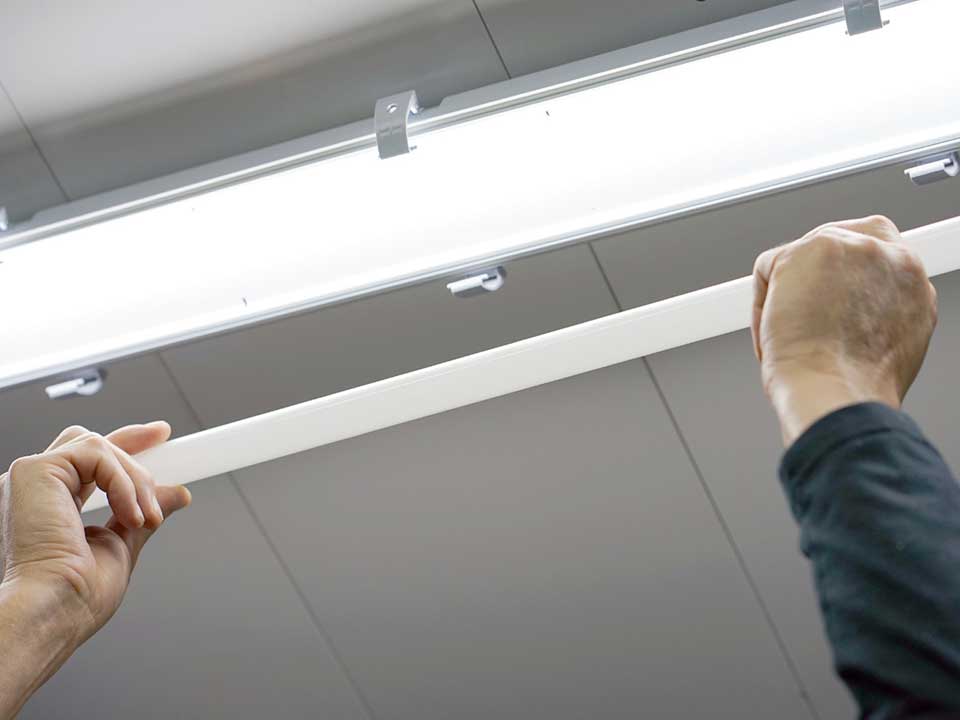 asset-12453194_Electric_hands_changing_ceiling_fluorescent_lamp._The_concept_of_repair_and_service