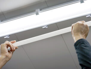asset-12453194_Electric-hands-changing-ceiling-fluorescent-lamp